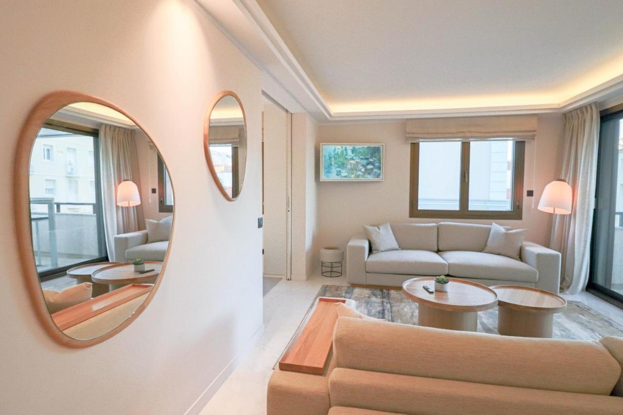 Gray Renovated Luxurious Located In Apartment