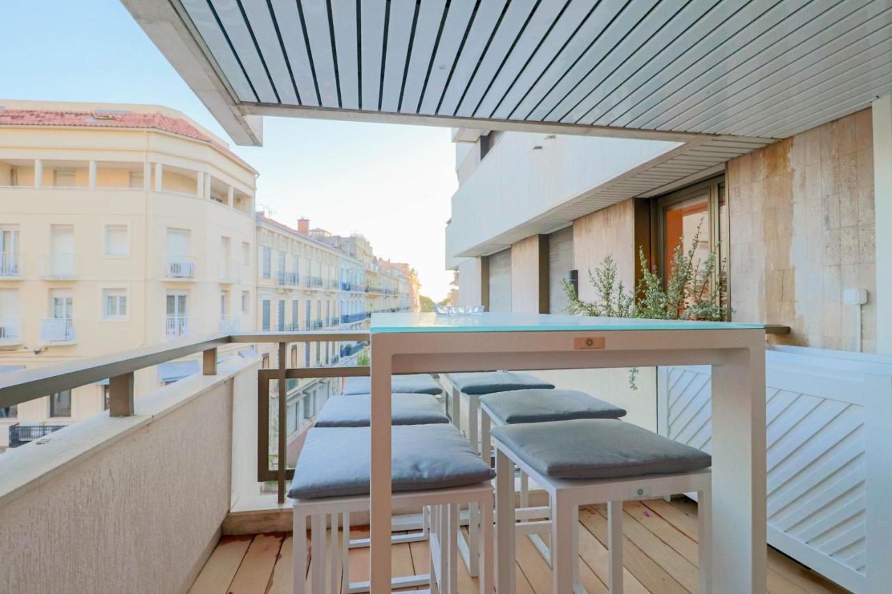 Gray Renovated Luxurious Located In Apartment *