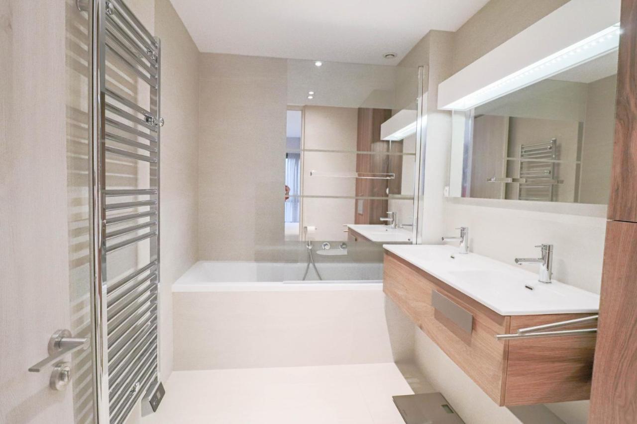 Gray Renovated Luxurious Located In Apartment *