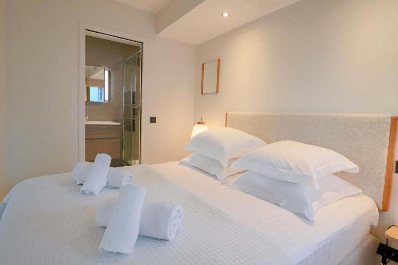 Gray Renovated Luxurious Located In Apartment