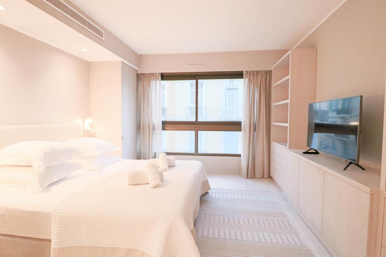 Gray Renovated Luxurious Located In Apartment *